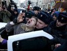 دستگیری یکی از تظاهرکنندگان مقابل بانک مرکزی در مسکو. (REUTERS/Sergei Karpukhin)