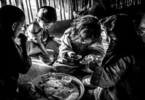 خدیجه در حال خوردن غذا با برادر و خواهرانش است.غذای اهالی روستایی سرزه فقیرانه است و بسیاری از اهالی دچار سوء تغذیه هستند 