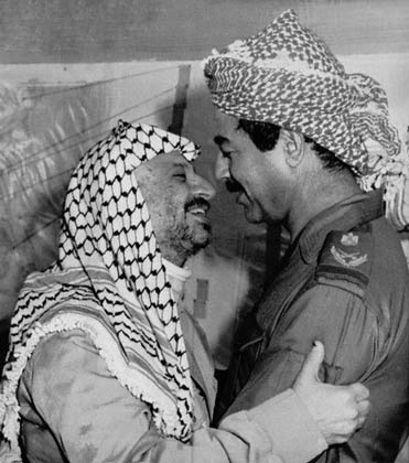 در آغوش صدام حسین