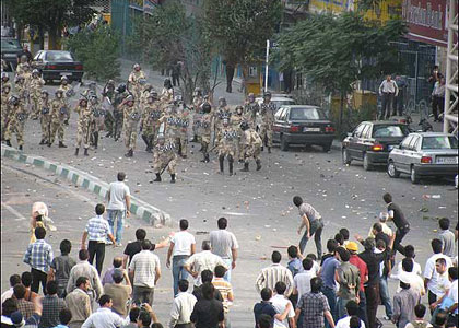 صحنه کشتار مردم معترض توسط بسيجي ها
