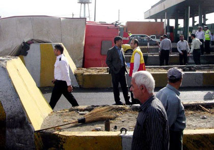 تصادف مرگبار در عوارضی کرج-قزوین (تصویری) www.TAFRIHI.com